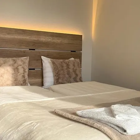 Center - Free Wifi - Queen Bed